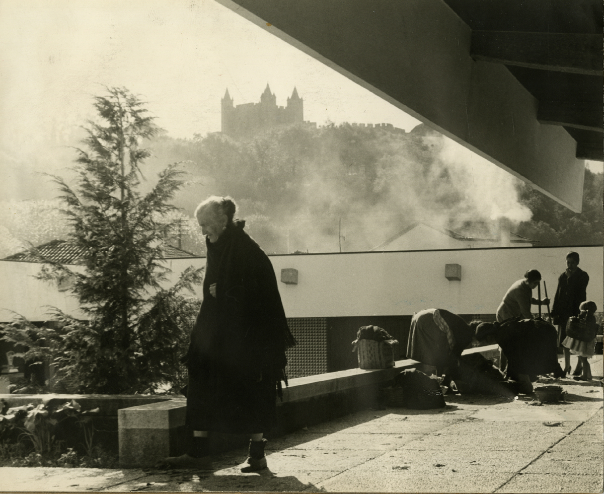 Fernando Távora, Vila da Feira Market (1959). One of the photographs accompanying the article that Nuno Portas wrote about Fernando Távora for issue no. 71 of Arquitectura magazine, published in July 1961.